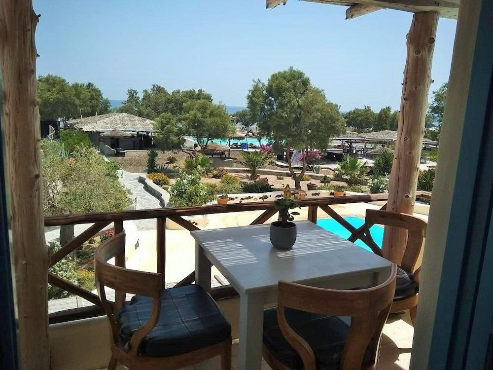 Black Rose Beach Suites เปริสซา ภายนอก รูปภาพ